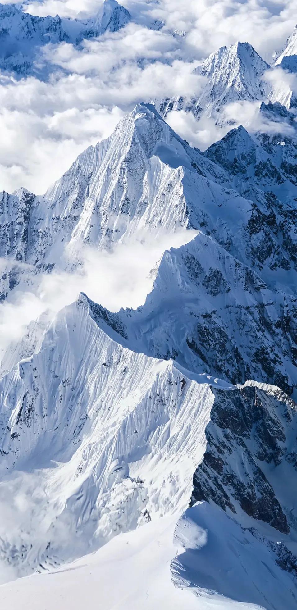 爬雪山受伤断腿，被人收费六万抬下山，贵吗？
那些说贵的，一条命六万都不值吗？
若