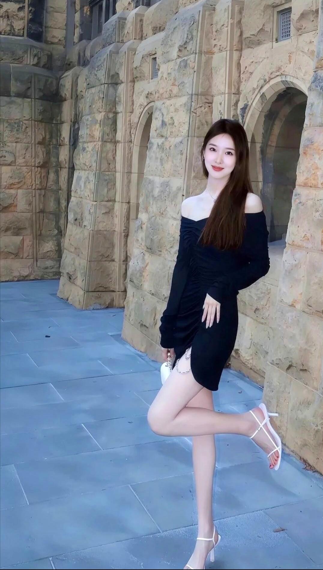 晒图笔记大赛古色古香古建筑，白面白手白长腿。