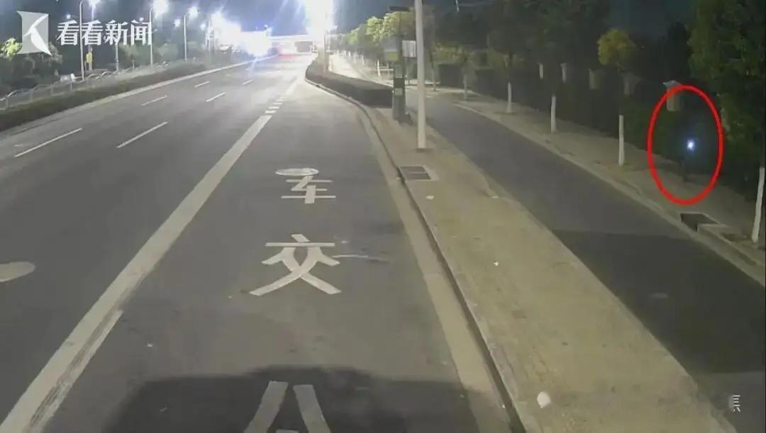 凌晨女子报警称“被陌生男子拖进路边草丛”，民警立即赶到，她却称喝了酒不记得了。