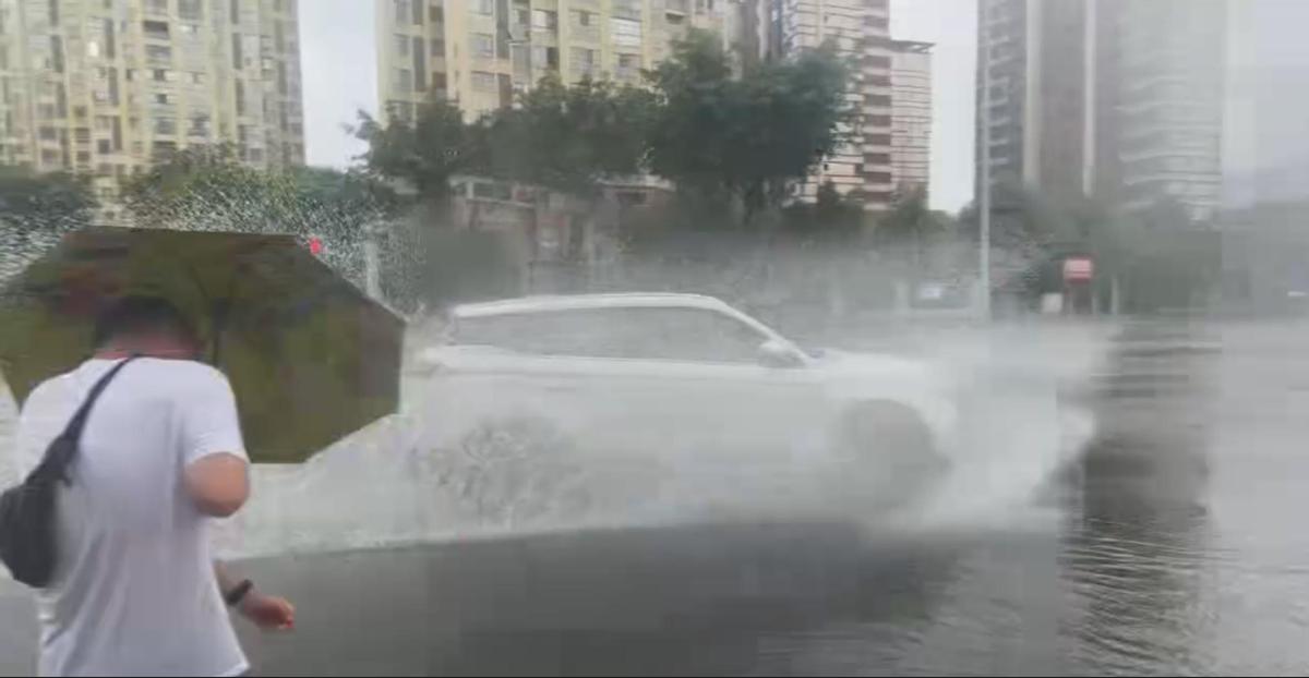雨天被溅湿，你会报警吗？雅安这起“小事”上热搜，暴露了我们习以为常的认知偏差
