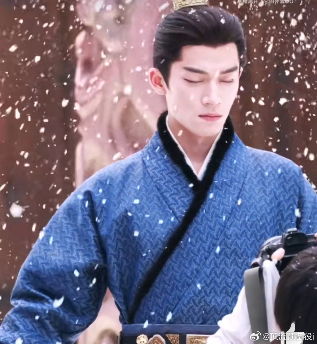 少年坚毅的在雪中站立 具象化了 王星越天选小说男主 ​​​