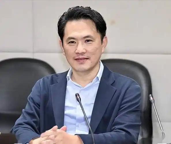 尹乃菁走了，陈以信来了！看来郑丽文一朝被蛇咬，十年也不怕啊。
尹乃菁本来就是温和