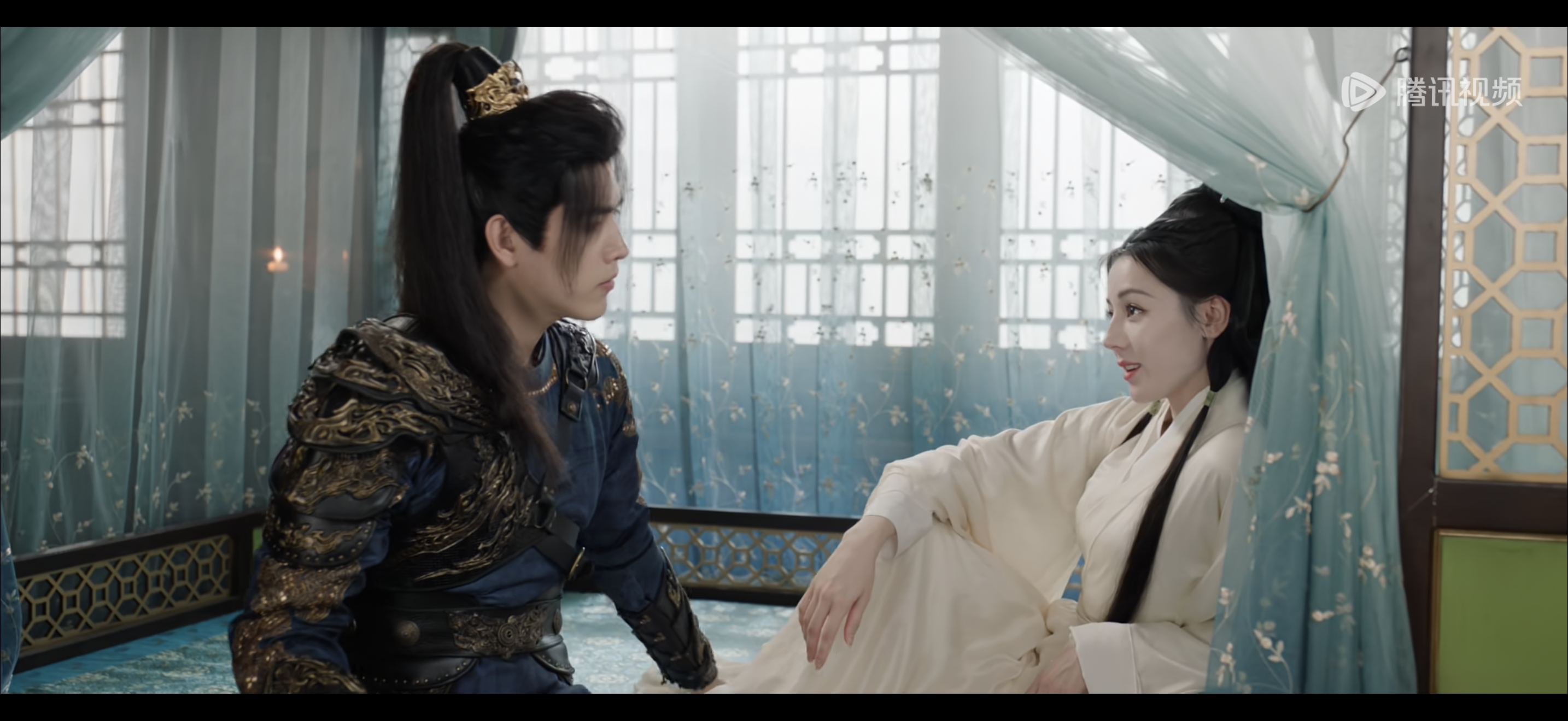 贺思慕这个坐姿很灵主大人了，有点霸气。白日提灯 迪丽热巴 白日提灯