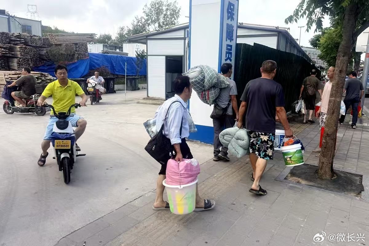直击浙江迎战台风巴威长兴闻风而动转移万名群众 闻风而动，以速度迎战风雨！长兴高效