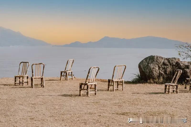 在G20上高市努力表演不如一把椅子火G20现场，高市早苗卖力“表演”，妄图刷存在