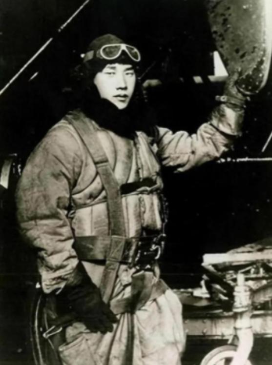 1939 年，日军飞行员跳伞后，还用手枪打死了一名船工，我军战士大怒，将他击毙后