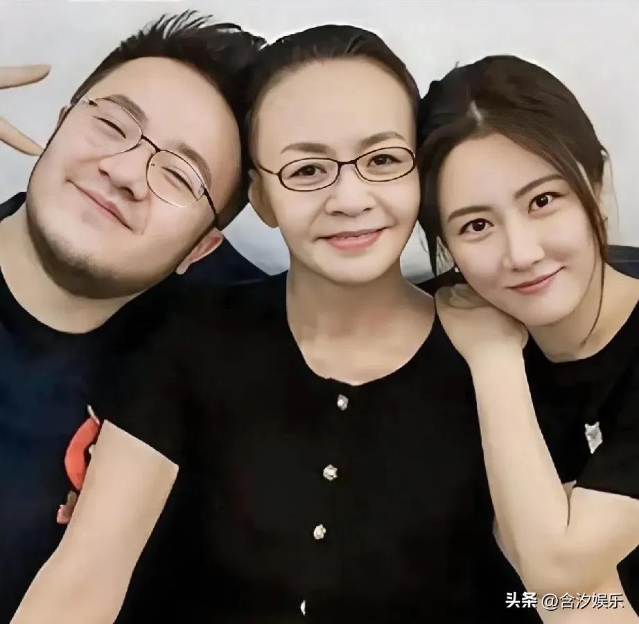 主持人问王博谷：“你之前嫁给巴图的时候，宋丹丹不同意，后面你怎么跟她关系亲如母女