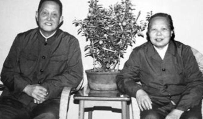 1936年，洪学智看上了女兵张文，找了领导去说媒。不料，张文却嫌弃洪学智满脸麻子