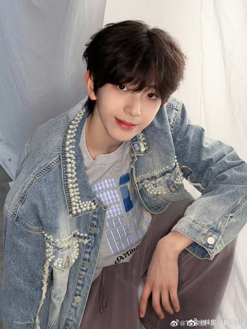 陈浚铭微博更新了，蓝色牛仔外套清爽利落，少年感直接溢出屏幕！