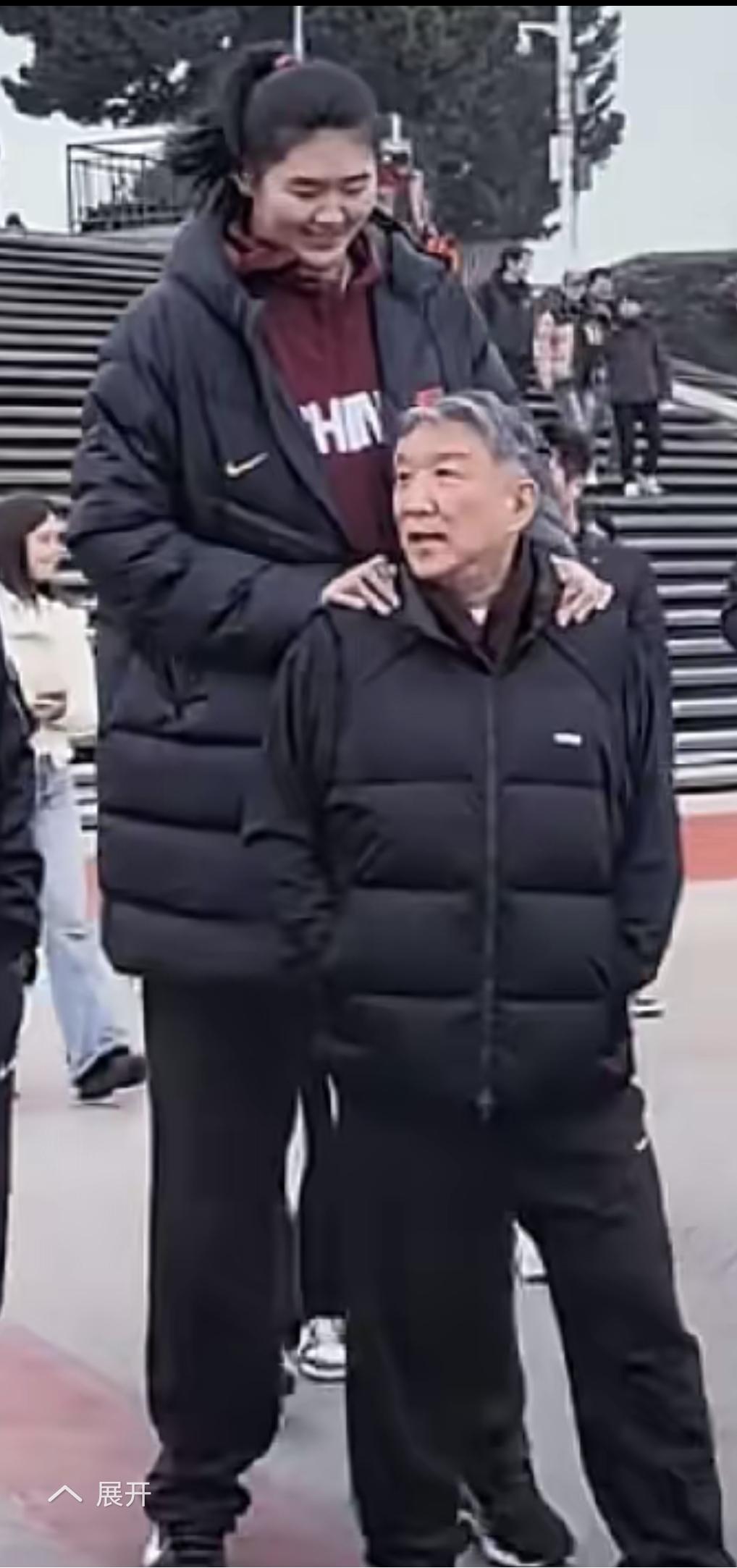 张子宇有个非常不好的习惯，喜欢把手或者胳膊放在别人肩上，也许是自己太高了的缘故，