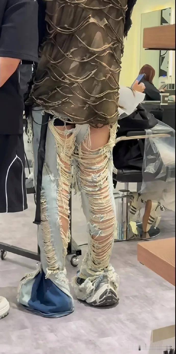 这穿搭着实有点辣眼睛啊！露腿倒还能勉强忍受，可这裤子前后眼看就要走光了，安全裤都