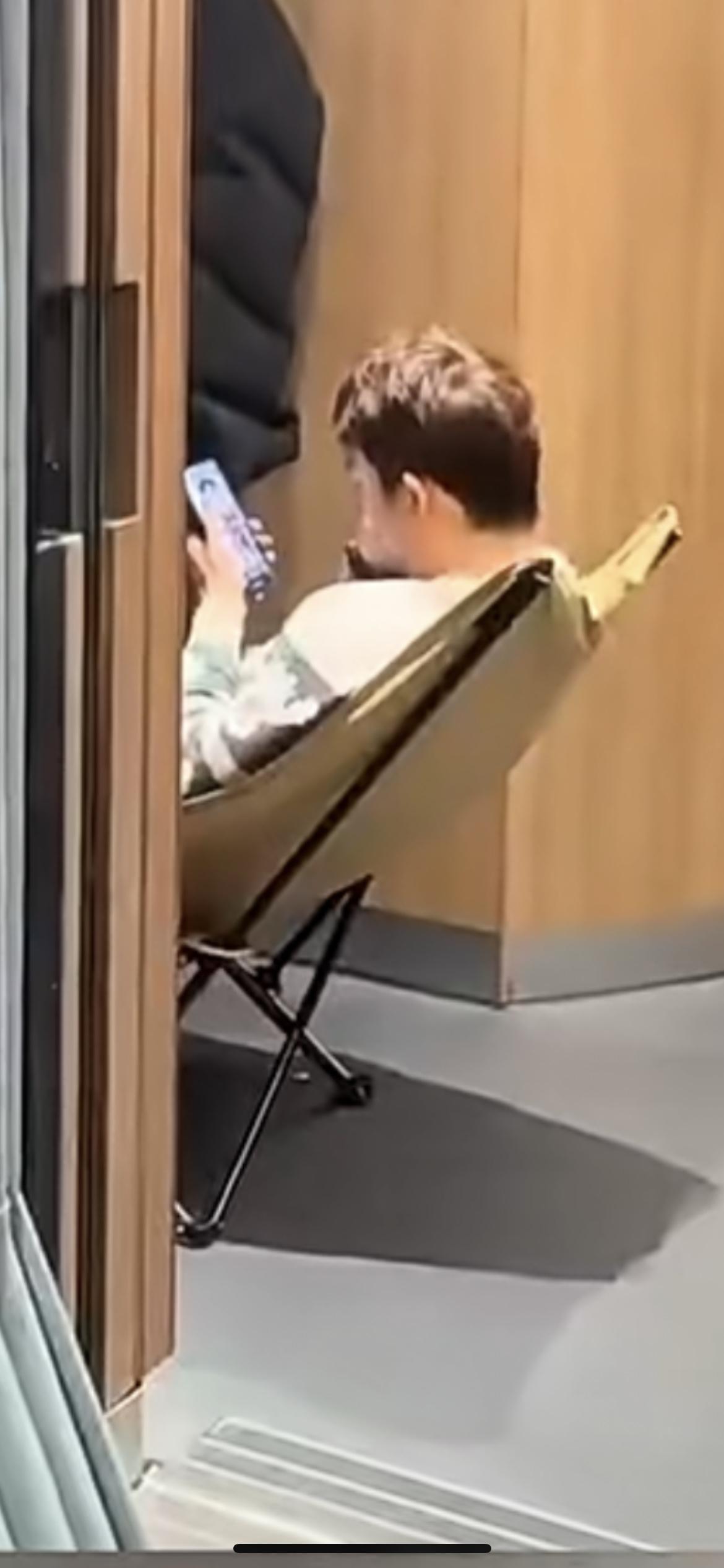 男子自带折叠椅坐高铁引热议  ，网友直呼比二等座还舒服！12306：长宽高不超1