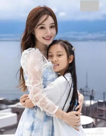 甜馨说贾乃亮是很好的爸爸甜馨称贾乃亮是个好爸爸，很称职的爸爸。我很爱他，他也很爱