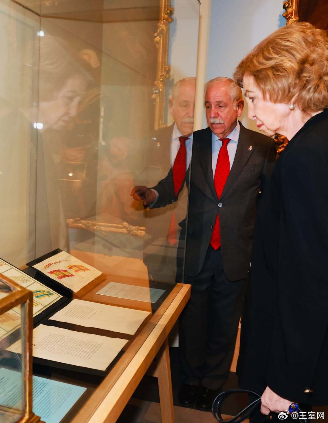 西班牙王室 🇪🇸3月4日，索菲亚王后访问马德里海军博物馆，参观展览“来自海上