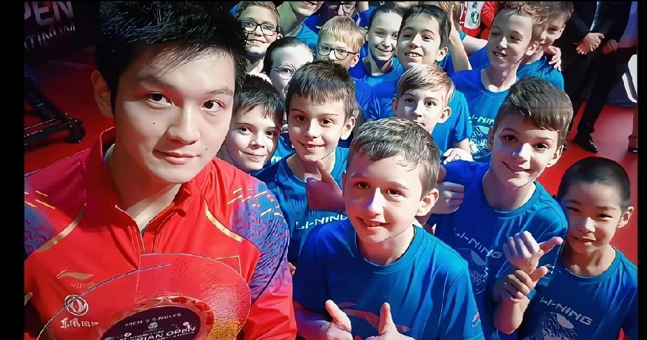东哥这波亲和力直接拉满！
 
樊振东在德国参加乒乓球赛事时，和当地小球童们的互动