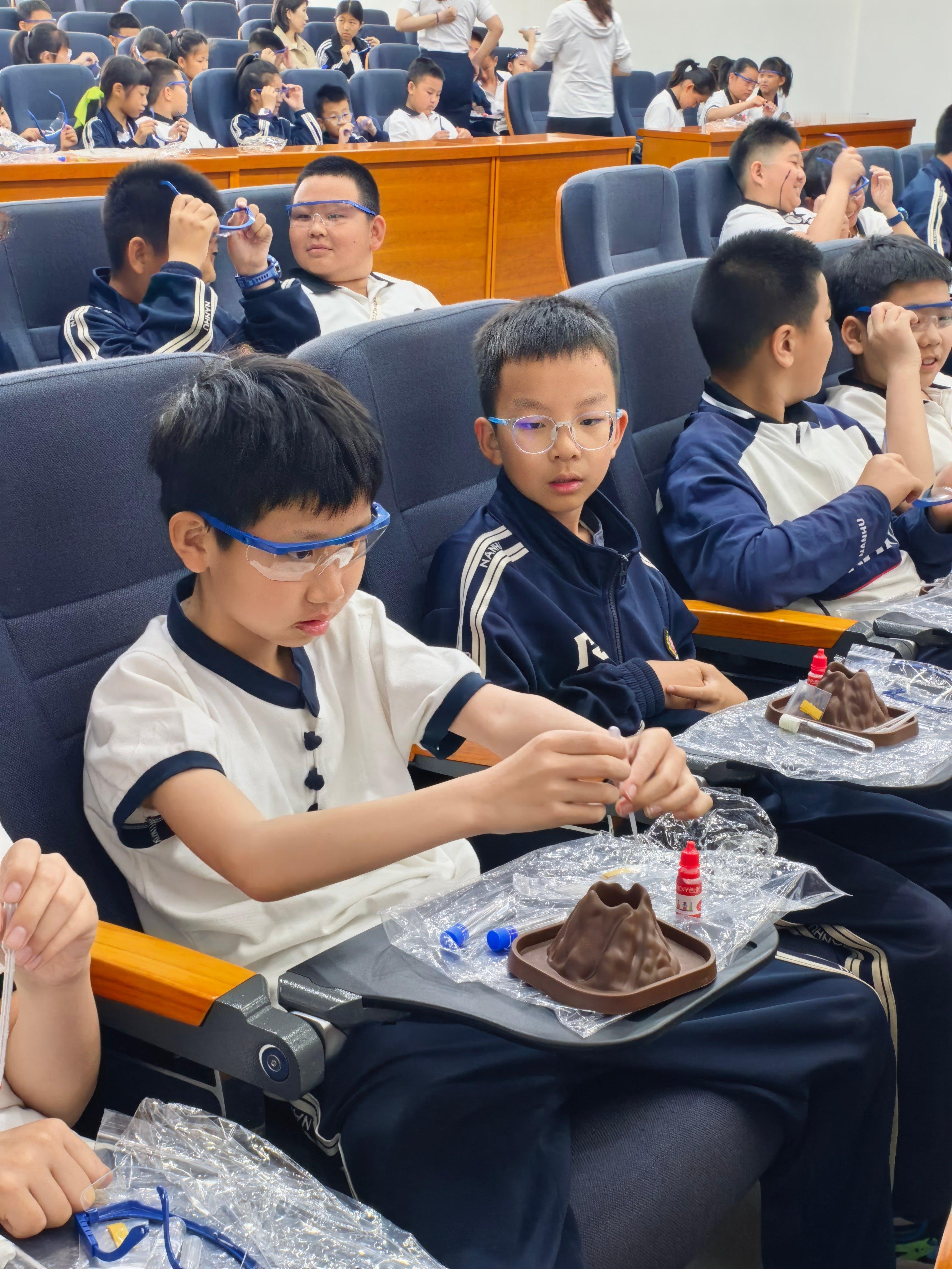 咦？这个小朋友在干森么？哦！原来是在参加中国科学院长春应用化学研究所公众科学日 
