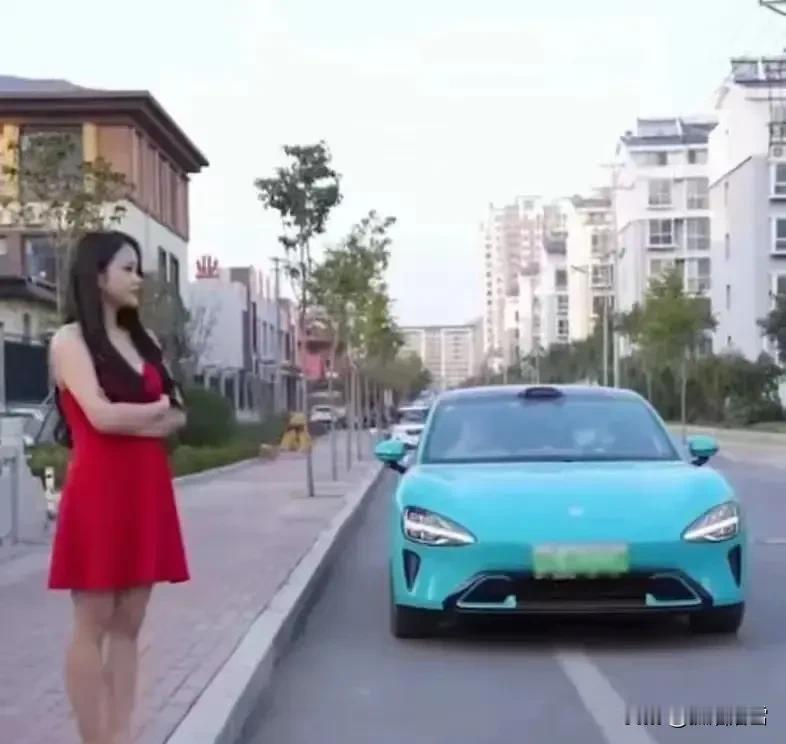 谁能想到，一辆小米SU7，车主借车给朋友救急，朋友却用来拍“爱情片”，把自己的车