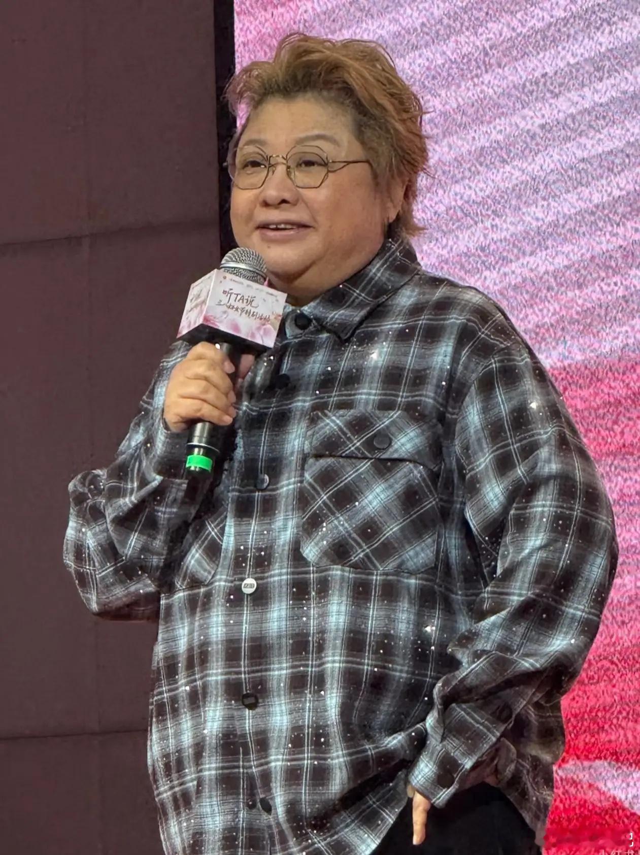 现在最尴尬的就是韩红了，她估计怎么也没想到，不仅被全网吐槽口碑崩塌，甚至就连参加