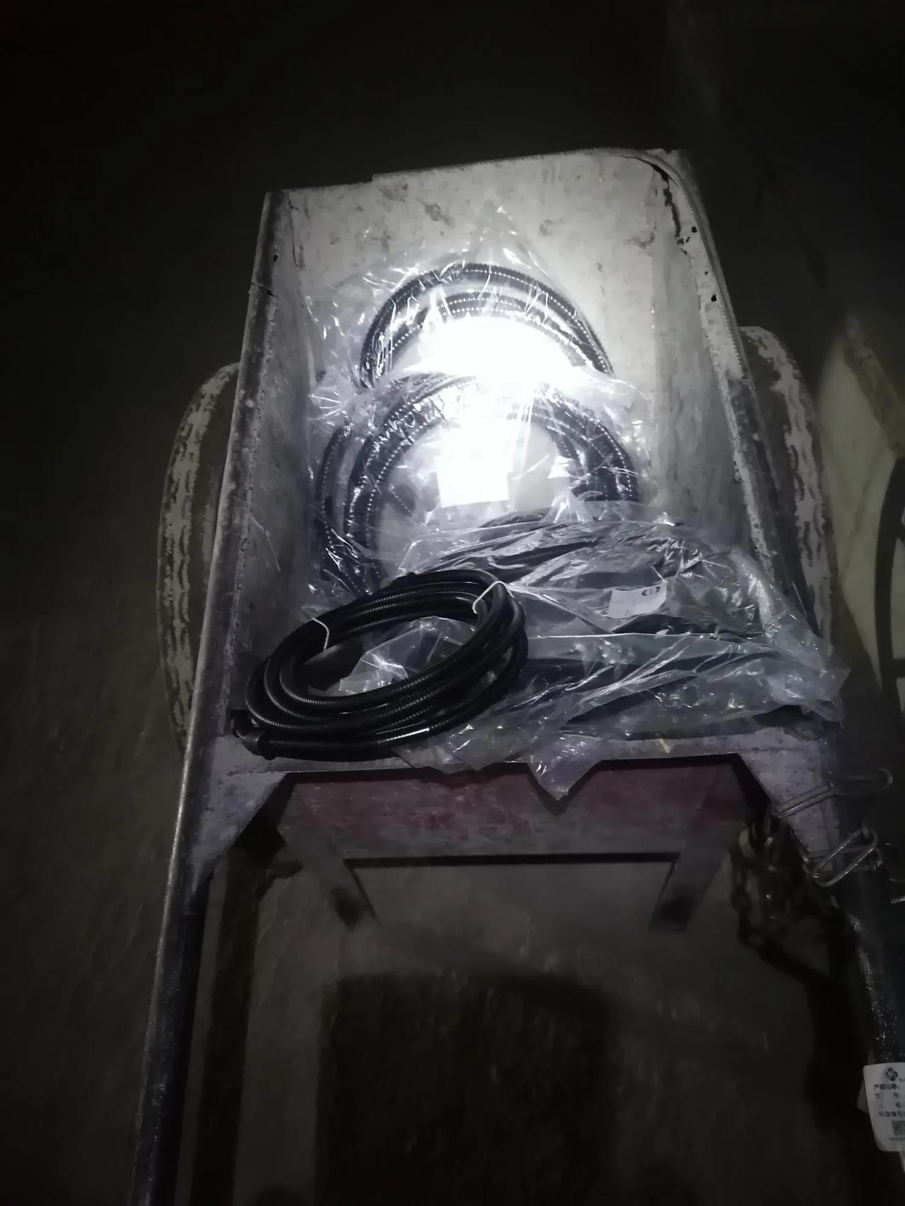 大家好，我是水电工星仔，最近有一个非常热门的话题，叫防止农民工滞乡，过去，
一个