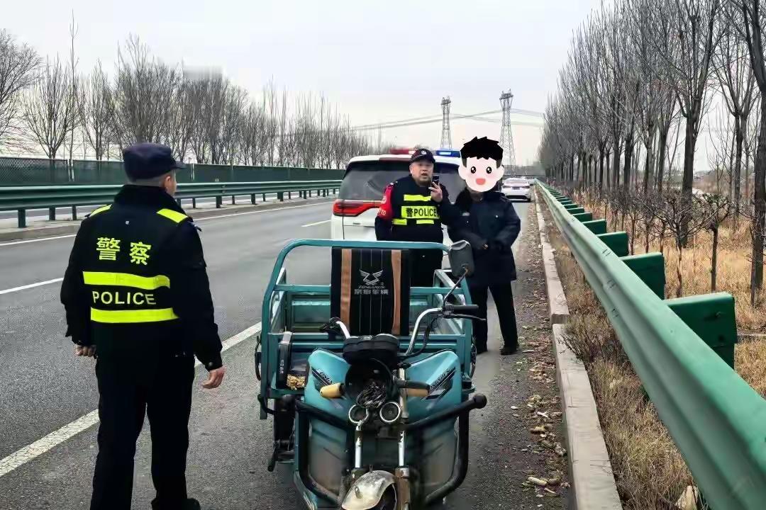 深夜集体出逃，聊城警方紧急截停！
这是一个关于聊城警方成功阻止深夜集体出逃的新闻