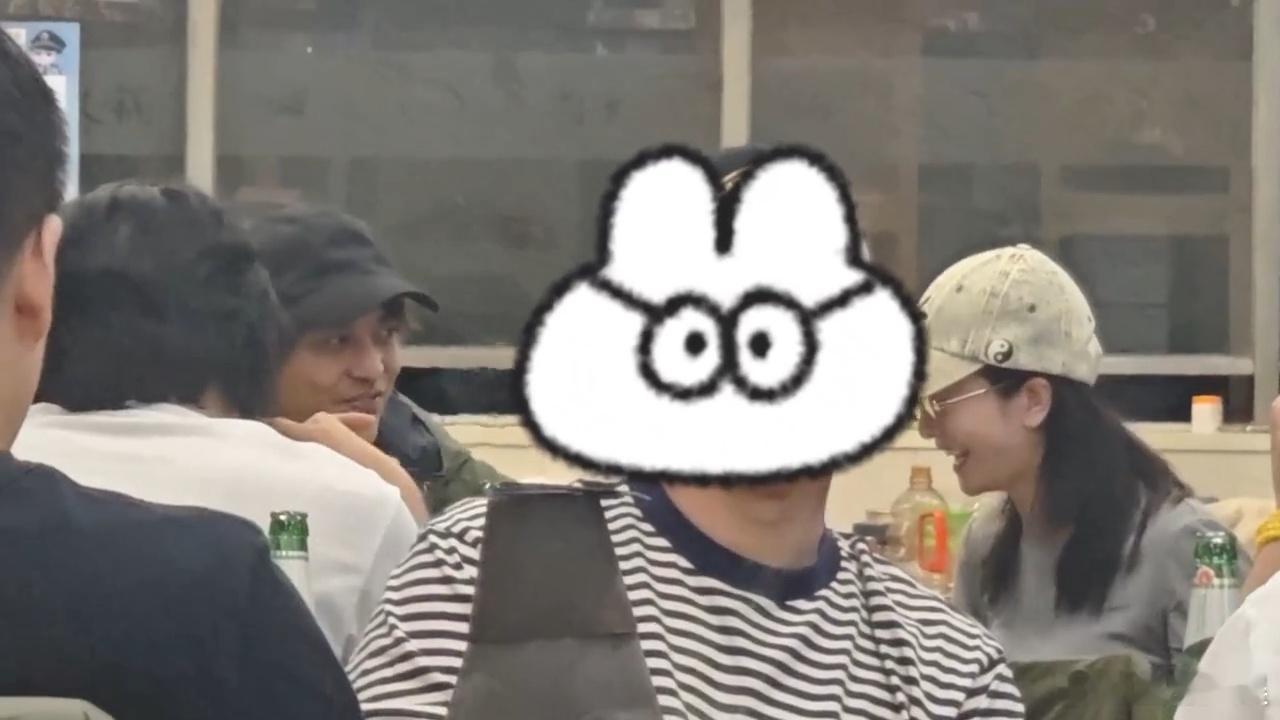 李晟李佳航与好友聚餐李晟李佳航与好友吃火锅 李晟李佳航与好友聚餐 ​​​