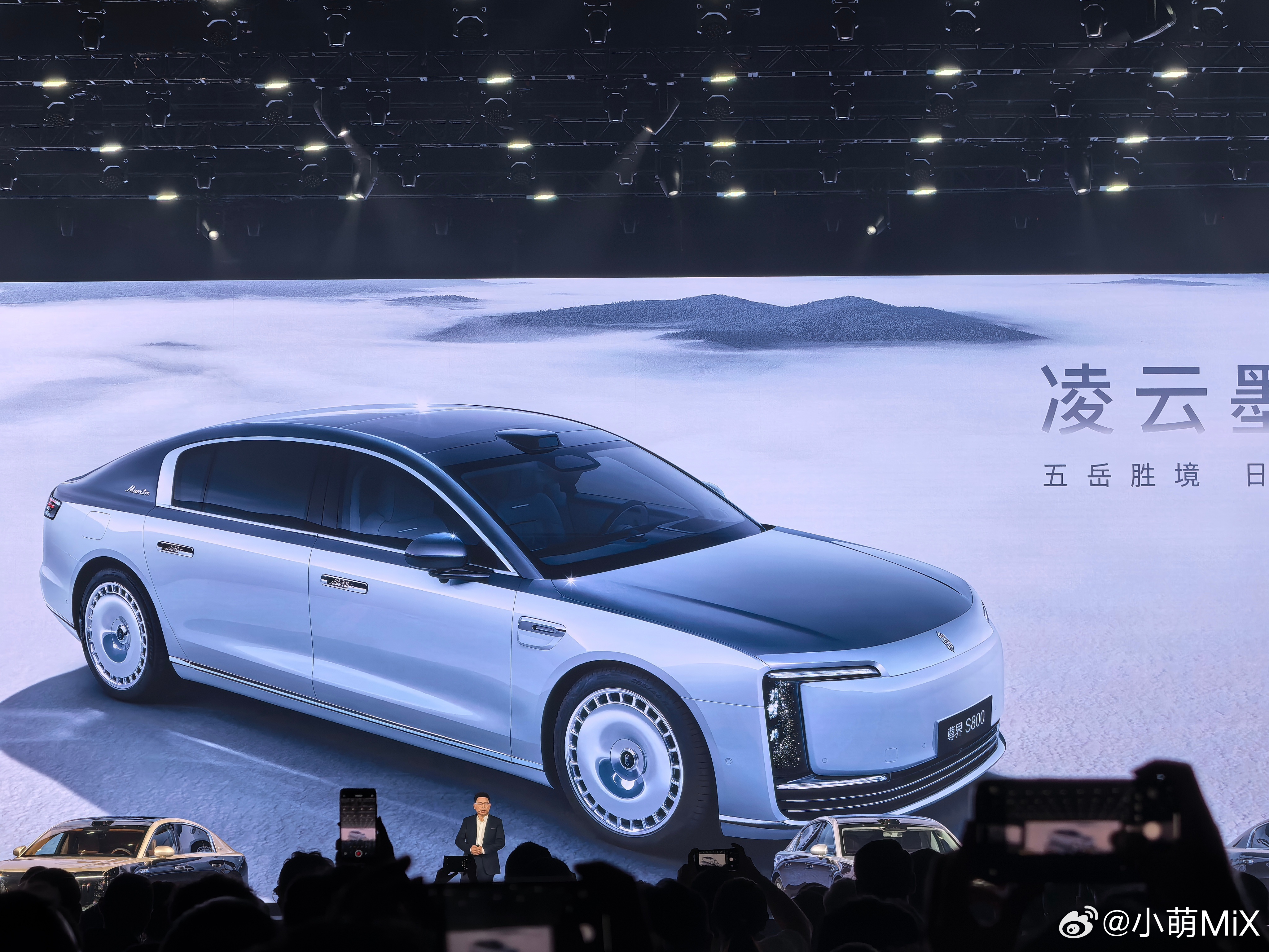 尊界S800外观太尊了 新增的两个车漆颜色墨白，云霞晖哪个好看？墨白不错，但我最