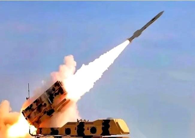 特拉维夫的地下指挥部里，咖啡早就凉了。雷达兵死死盯着屏幕，上面风平浪静，只有空调