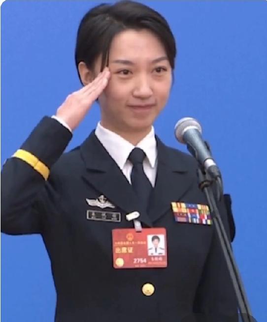 90后军队女代表的发言太飒了。
军迷们突然发现，飒爽英姿这个词汇，就是为航空母舰