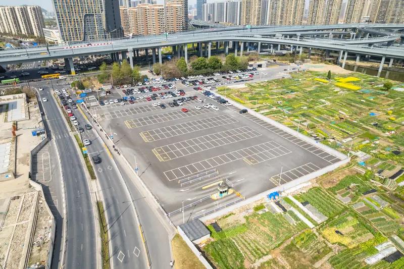 苏州园区的白领偏爱乘坐地铁，实则是有苦难言。尽管园区道路宽阔、景色优美，但上班停