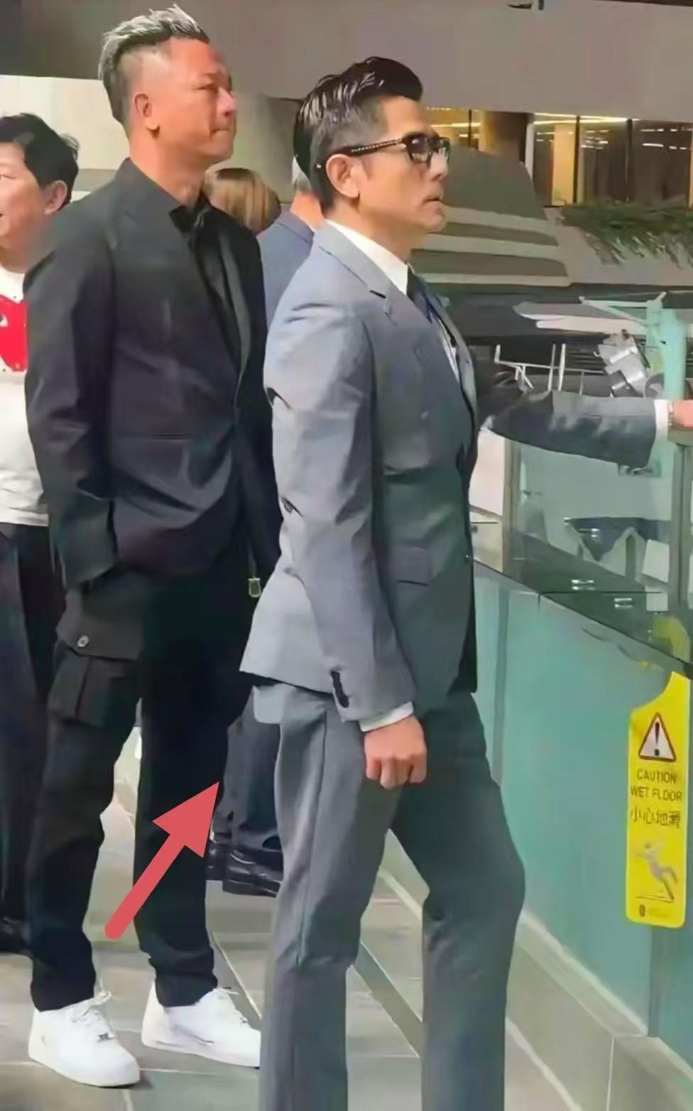 不得不说
还真挺佩服郭富城
六十多岁了唉
站在这里比小伙子还挺
这身姿这仪态
比