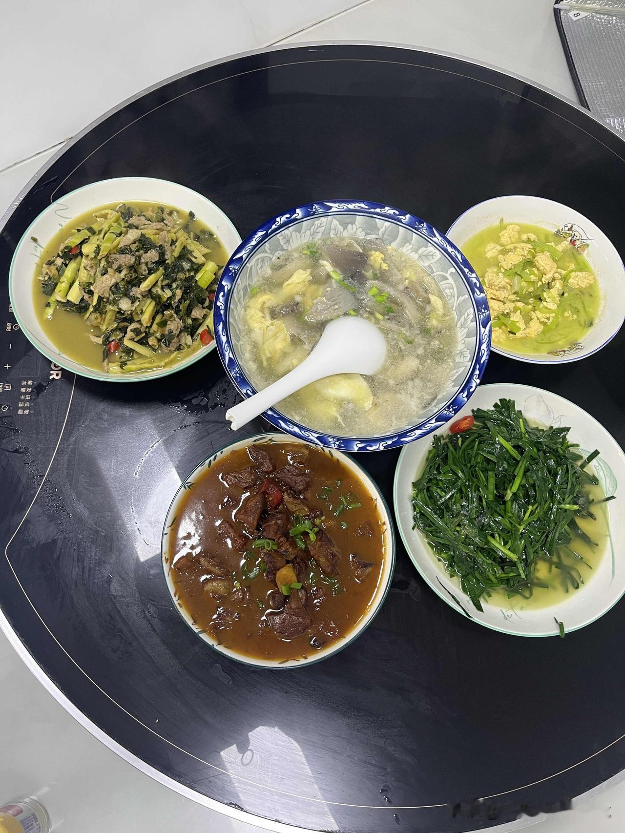 我的工作时间是8—5，但老板娘把买菜也交给我，出于她对我的信任，不惜丢了睡懒觉也