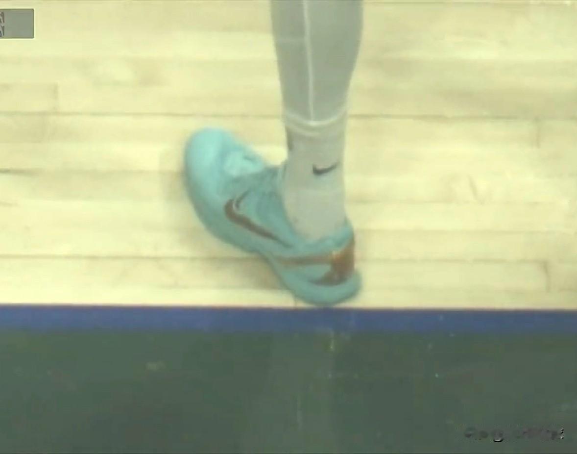 毫厘之间！特纳准绝杀三分球被判踩线无效！

今天雄鹿队主场对阵鹈鹕队的比赛，比赛