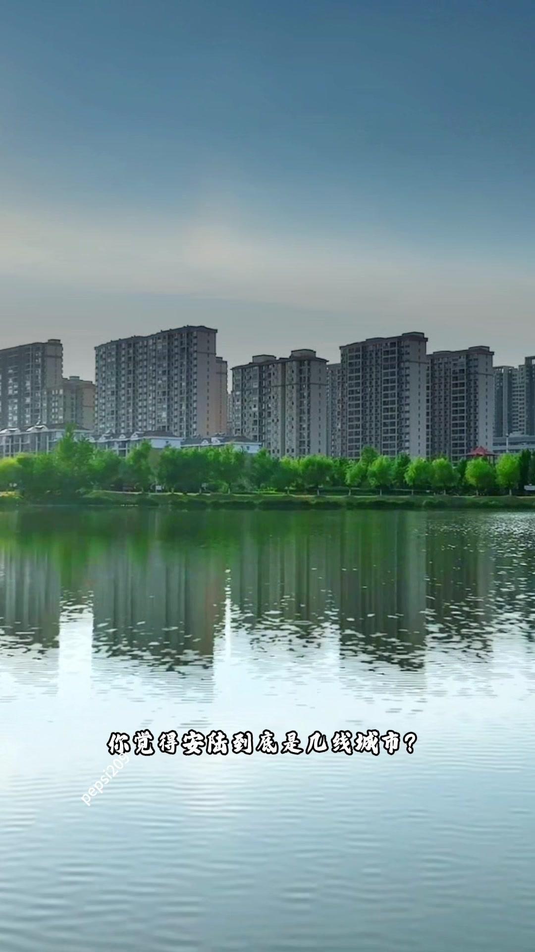 这座小城不大，转角街巷常遇熟人脸庞，心仪去处半日便能抵达。生活节奏慢得像温润的风