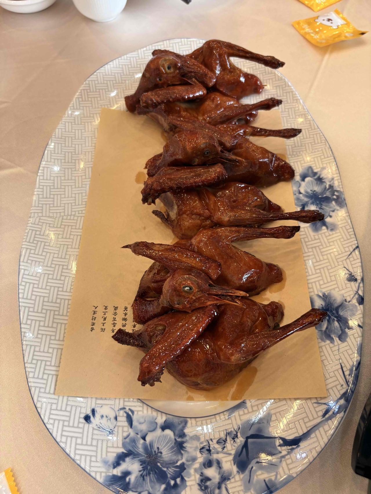 不知道为什么乳鸽这么有名气呢？
其实真正的吃起来也没什么肉啊，
一只的价格还要3