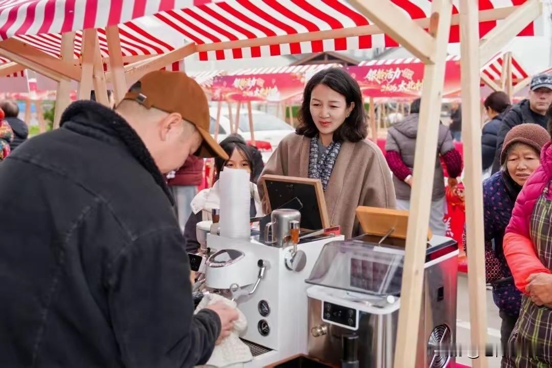 上海练塘镇太北村办“村晚”
融合非遗民俗与消费
近日练塘镇太北村举办“银龄活力·
