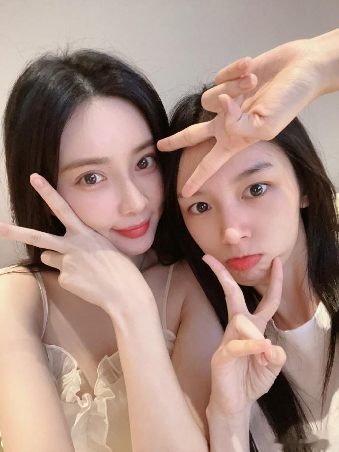 #周也孟子义素颜合影##孟子义说今晚我先睡#一只眼睛睡觉一只眼睛站岗[偷笑][偷