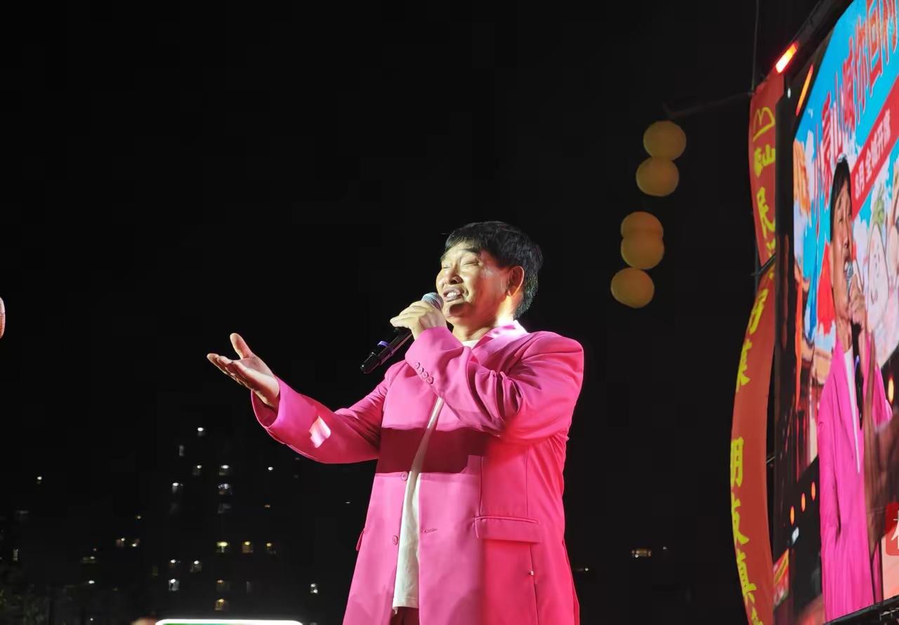 大衣哥商演排到了明年一月。

儿子朱小伟当爹了，账本一页页都是钱：儿媳带娃的生活