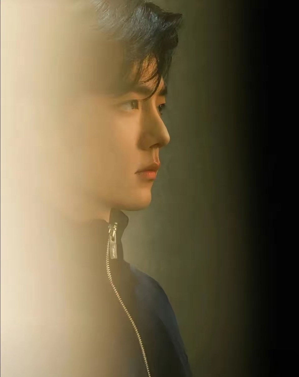 微博之夜那个座位，有点意思。那不是个椅子，是个局。看着就是个坑，但凡脑子慢点，就