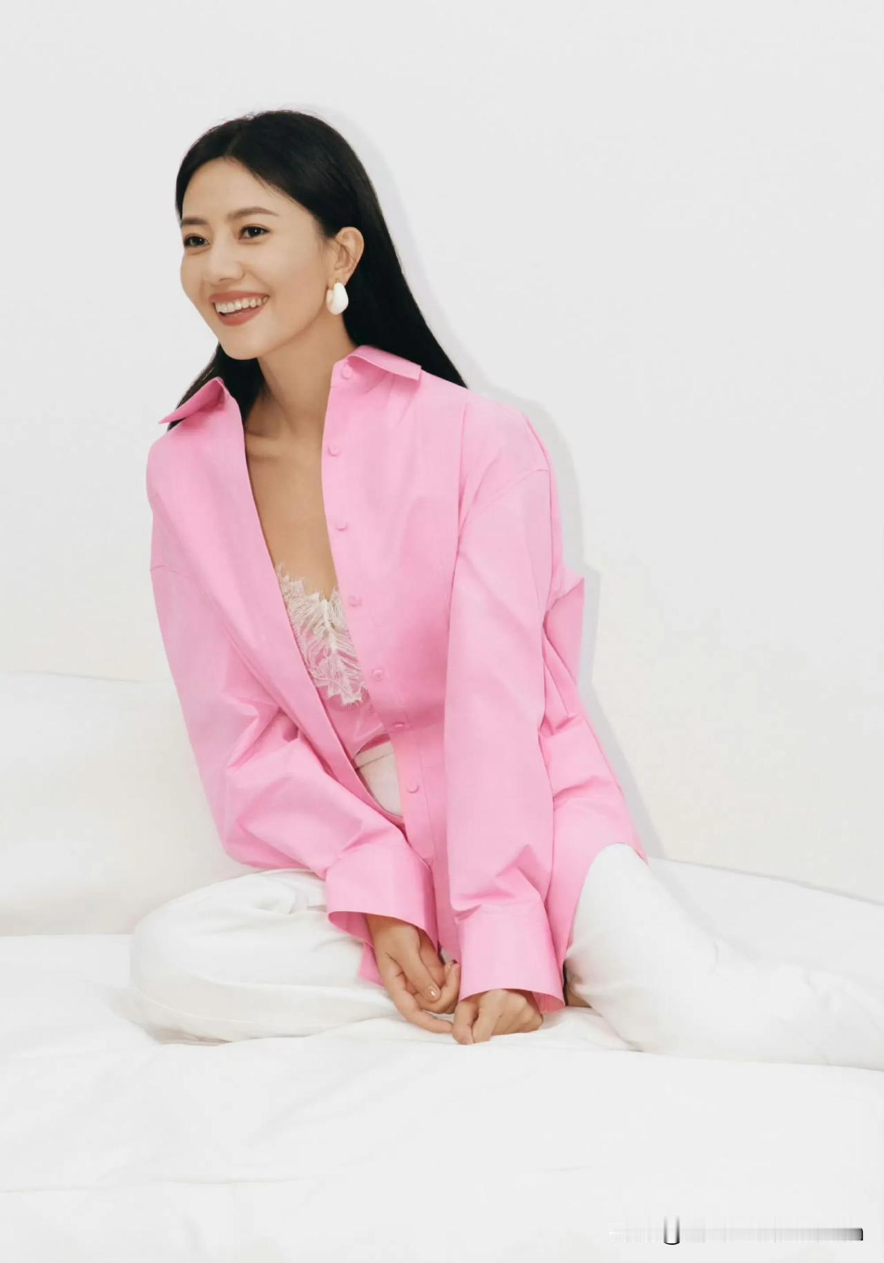 高圆圆粉色衬衫+白色裤子，清新自然，轻松自在