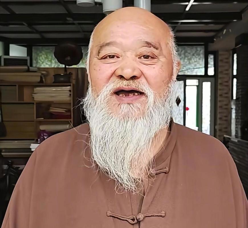 68岁李琦退休街头摆摊卖串！张口报价引爆笑，通透心态圈粉无数✨
 
68岁演员李