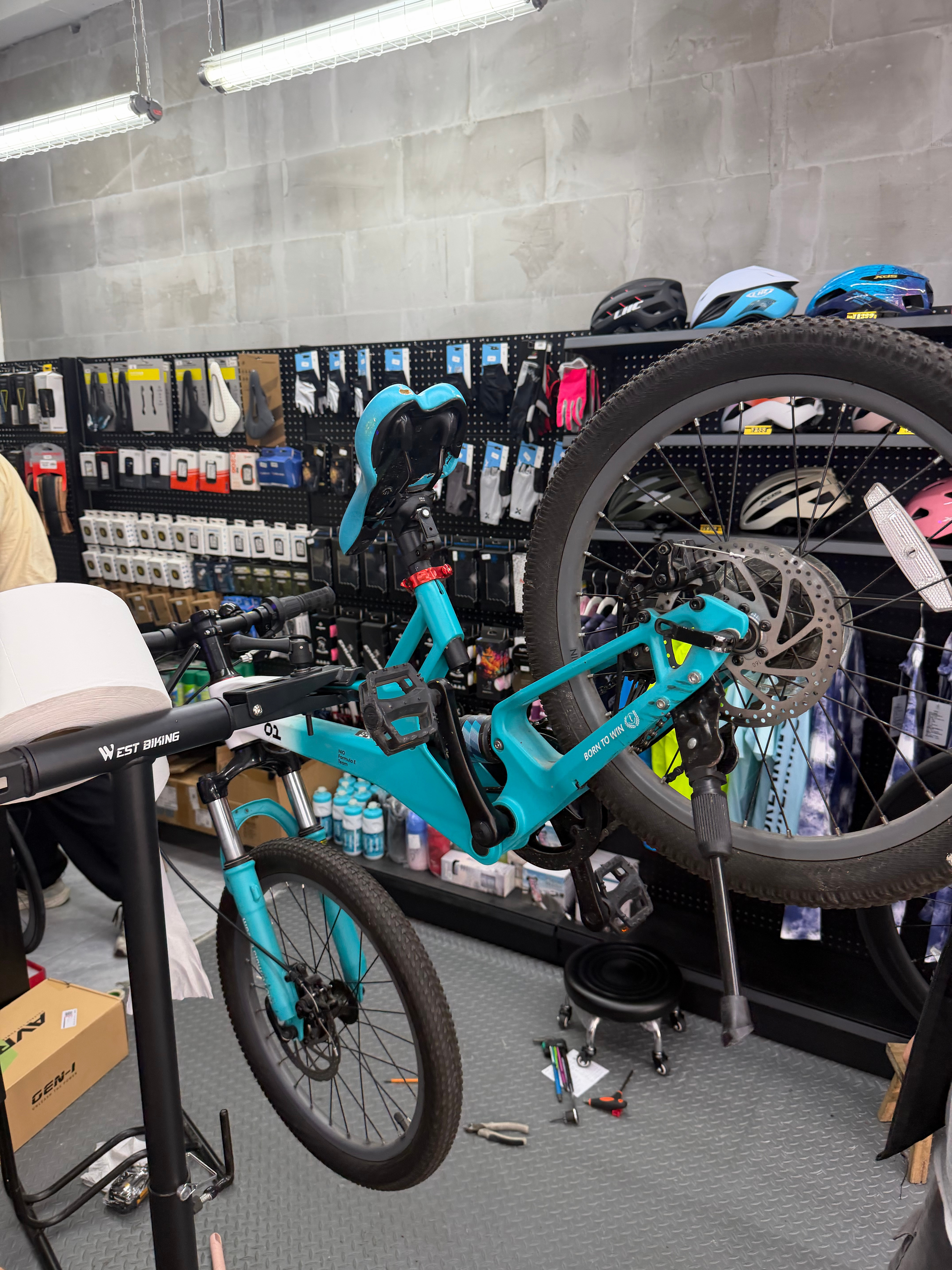 实体店修自行车，变速器我上次淘宝买的35，店里自带收30维修费，问他买98包维修