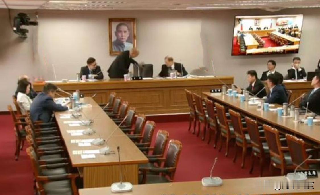 韩国瑜主持三党团协商，踢到三处铁板，三点裁示被否决！协商以破局收场。今日（19日