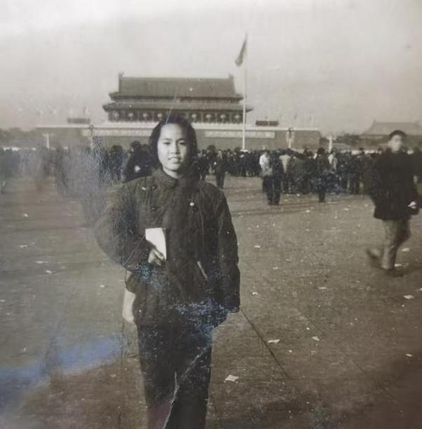 1967年老这照片，贵阳第18中学二年级（初二）学生刘红历同学大串联来到北京，在