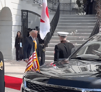 高市早苗太热情，连特朗普也要退后一步。

高市早苗盼星星盼月亮终于如愿以偿到白宫