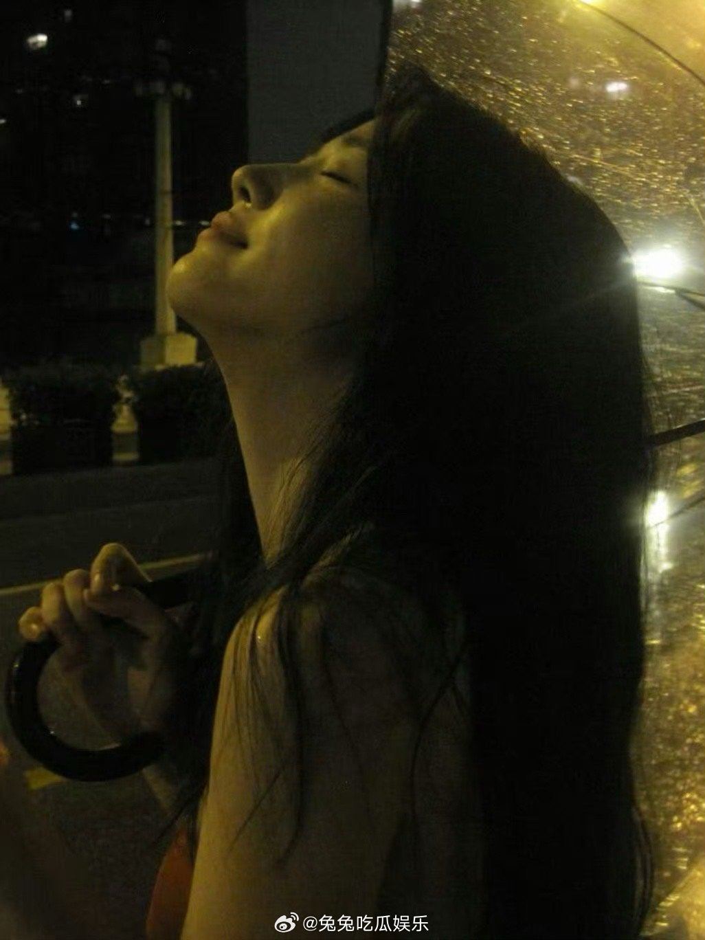 卢昱晓雨夜氛围感大片  卢昱晓雨夜氛围感大片，又出圈了 