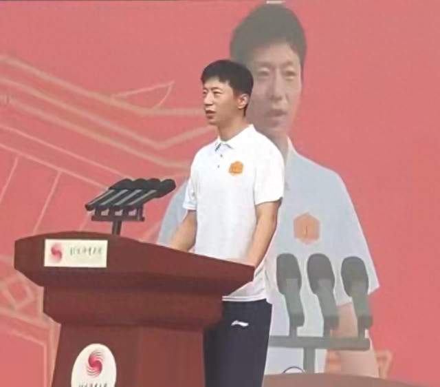 双向成长！马龙入学北体大读博，一身白衣少年感拉满