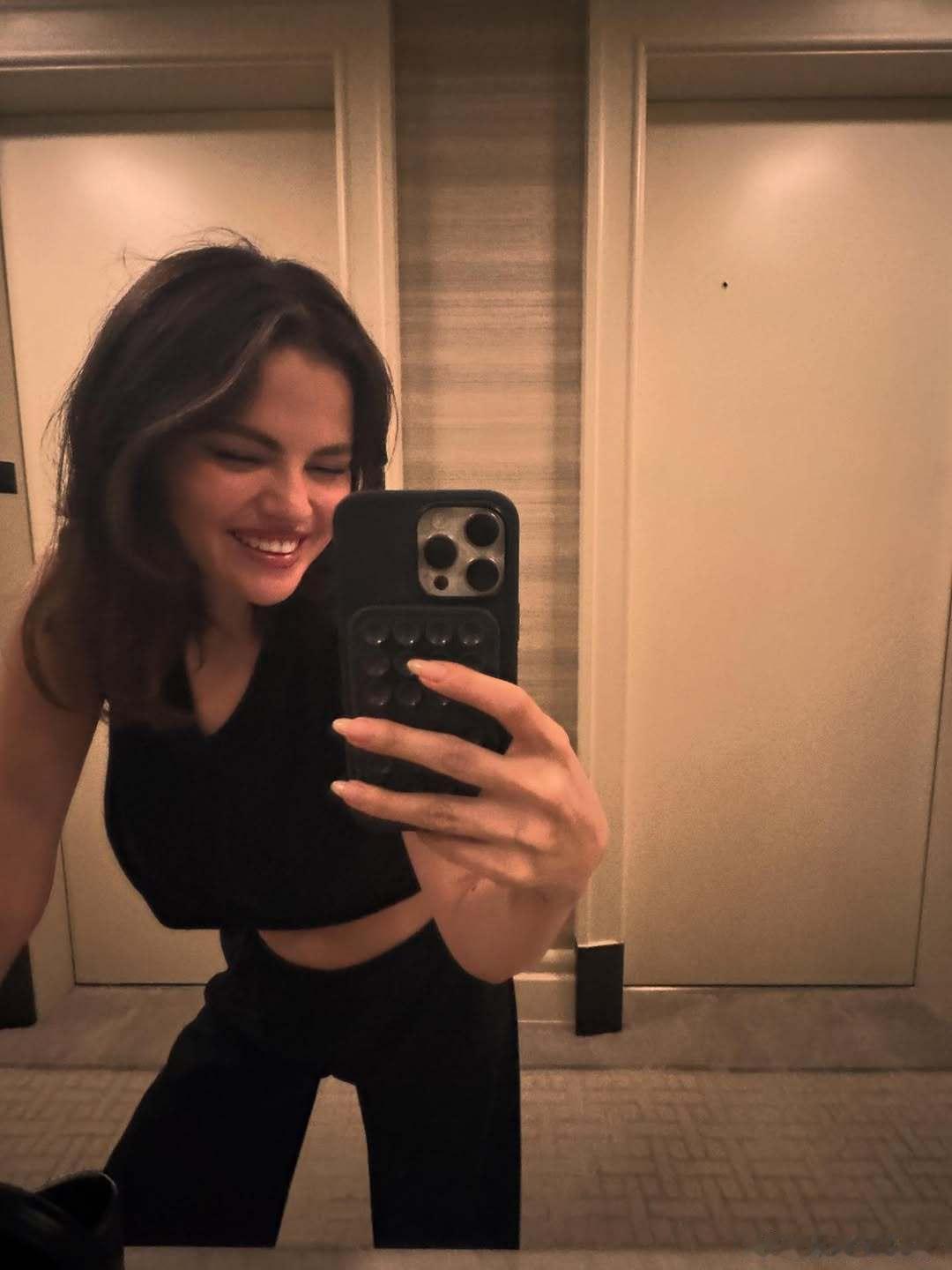 Selena Gomez赛琳娜戈麦斯清相册分享一批新私照，未婚夫Benny bl
