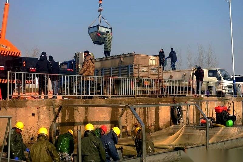 有时候真觉得，历史这东西，就藏在脚底下。
一张发黄的、脆生生的蓝图，上面写着“城