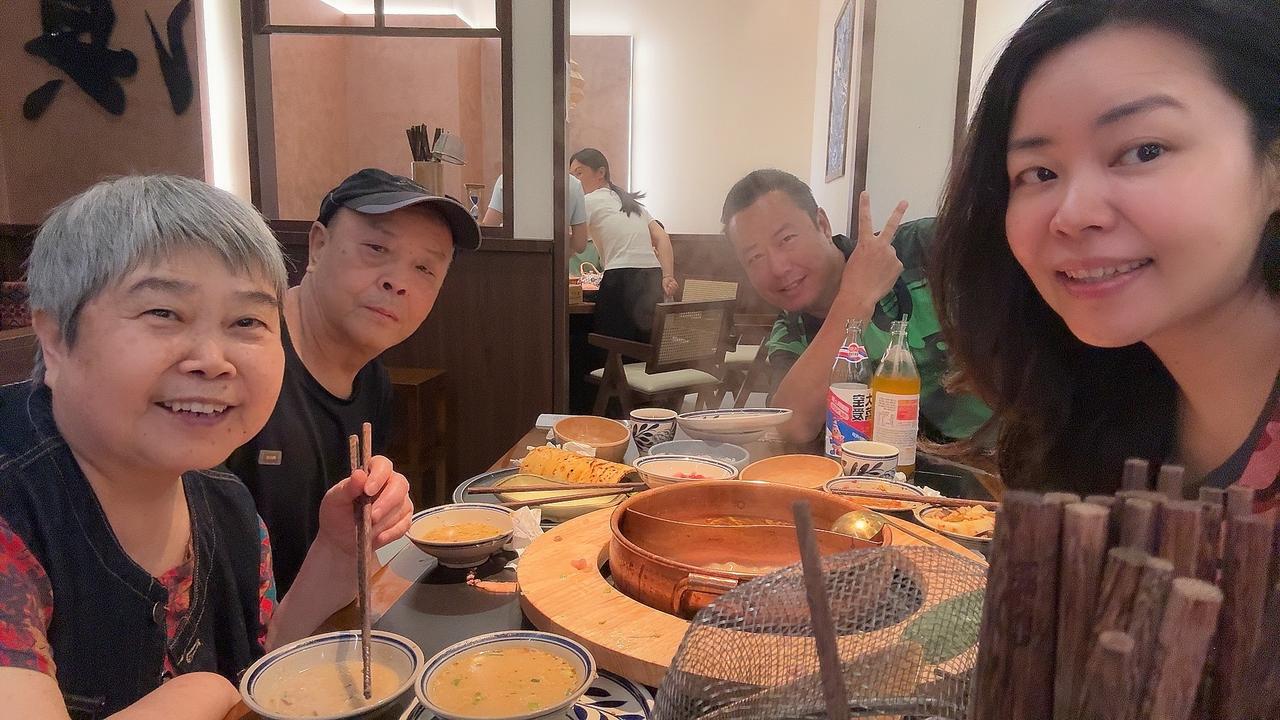 今天老妈77周岁生日。一向低调不喜大办的老人，最近这几年，我都是带他们出来吃顿饭