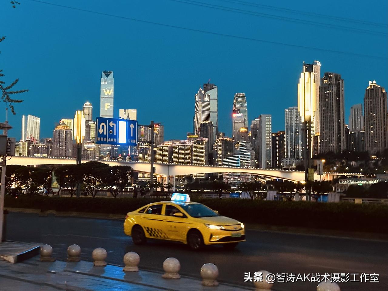 在重庆的夜幕下，高楼闪烁着霓虹，像星辰落入人间。那穿梭的黄色出租车，似流动的音符